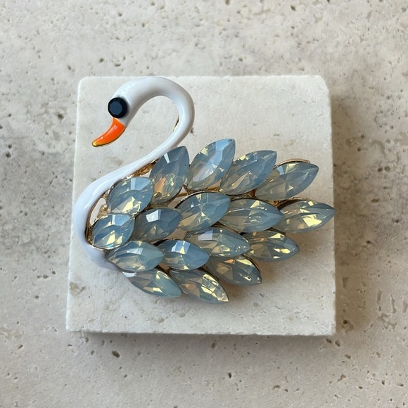 MACY’S SWAN 🦢 BROOCH - Picture 1 of 4